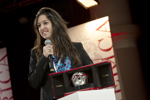 A brasileira Bel Pesce, autora de livros adolescentes, primeira a trazer o troféu para o país (Foto: Divulgação)