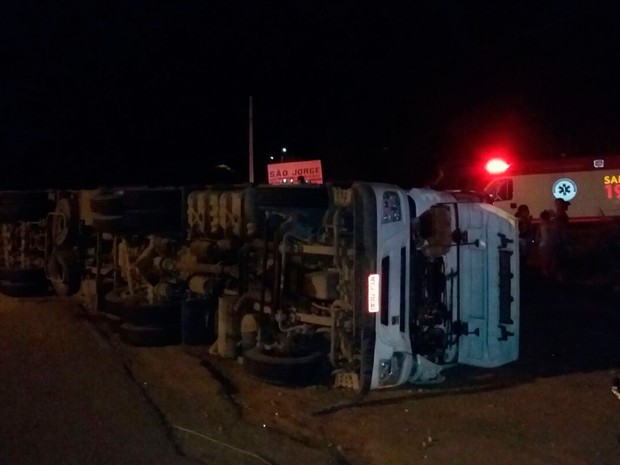 Carreta virou após acidente na BR-030, em Brumado (Foto: Wilker Porto/ Brumado Agora)