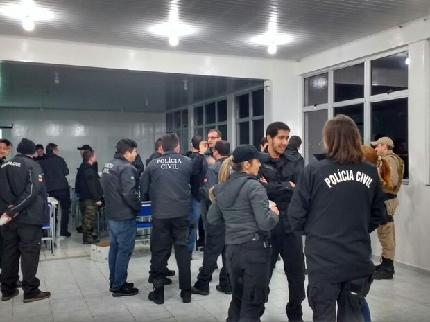 Ao todo, 50 policiais civis participaram da operação, chamada de &#39;Malote&#39; (Foto: Polícia Civil/Divulgação)