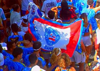 Folião exibe a bandeira do Bahia durante o carnaval de Salvador (Foto: Reprodução / TV Bahia)