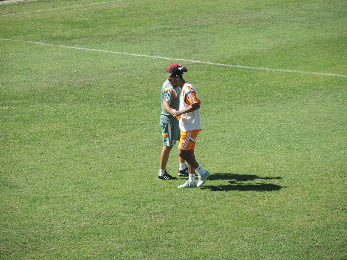Ronaldinho deixa treino e cumprimenta Enderson nas Laranjeiras (Foto: Hector Werlang) Ronaldinho deixa treino e cumprimenta Enderson nas Laranjeiras (Foto: Hector Werlang)
