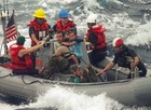 Marinha resgata família com bebê doente nos EUA (U.S. Coast Guard/AP)