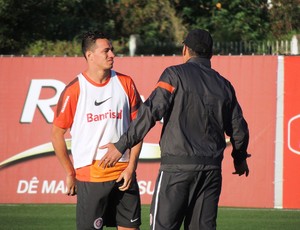 Clemer conversa com Leandro Damião em treino do Inter (Foto: Tomás Hammes / GLOBOESPORTE.COM)