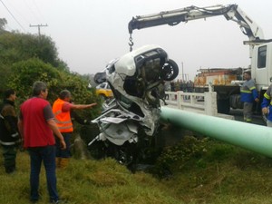 Veículo colidiu em cano, matou dois jovens e interrompeu fornecimento de água no RS (Foto: PRF/Divulgação) Veículo colidiu em cano, matou dois jovens e interrompeu fornecimento de água no RS (Foto: PRF/Divulgação)