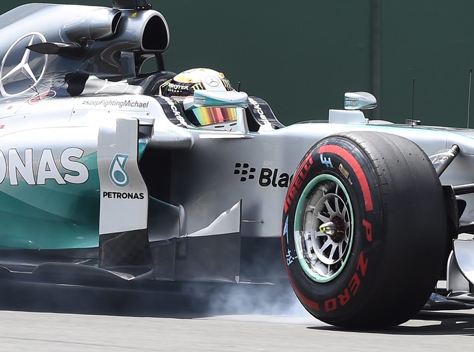 Lewis Hamilton frita pneu e perde a pole position do GP do Canadá para Nico Rosberg (Foto: AP)