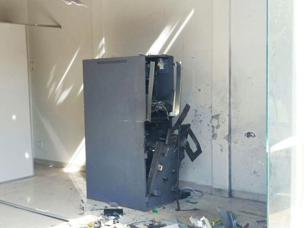 Bandidos destruíram o caixa eletrônico nesta terça-feira (10) (Foto: Gríssia Bueno/Tv Fronteira)