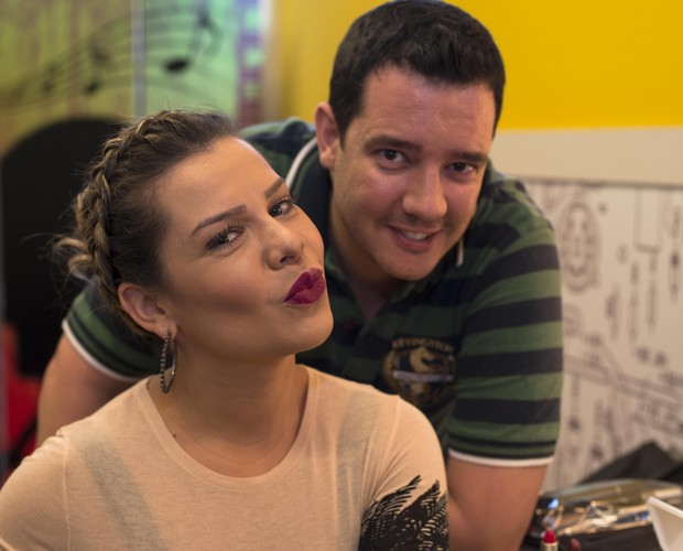 Fernanda Souza posa com Léo Almeida, seu maquiador no The Voice Brasil, e dá dicas de beleza (Foto: Camila Serejo / Gshow )