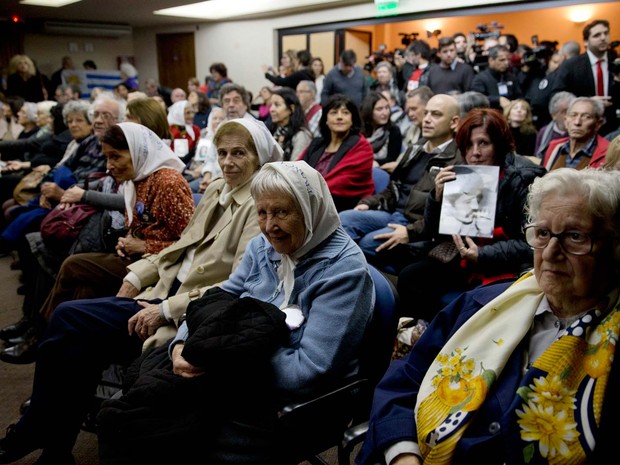 Pessoas esperam sentença de julgamento de militares envolvidos na Operação Condor em tribunal federal nesta sexta-feira (27) em Buenos Aires (Foto: AP Photo/Natacha Pisarenko)
