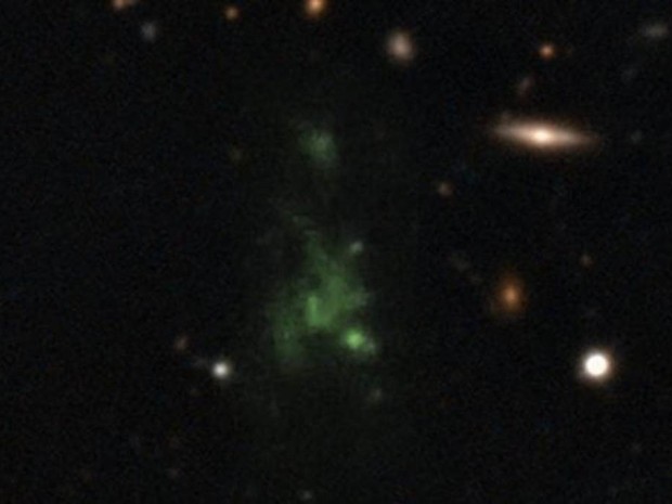 A radiação ultravioleta da Lyman-alpha aparece em verde, após ser "esticada" pela expansão do Universo em sua longa jornada para Terra (Foto: ESO/M. Hayes)