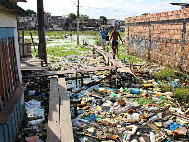 Entre 'marombas' e igarapé, populares também precisam driblar mau cheiro e lixo (Foto: Camila Henriques/G1 AM)