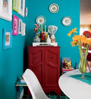 Assinada por Neza Cesar, a sala de almoço deste apartamento tem parede em tom de turquesa. Para enfeitá-la, além de quadrinhos em molduras, a designer de interiores usou pratos decorados
