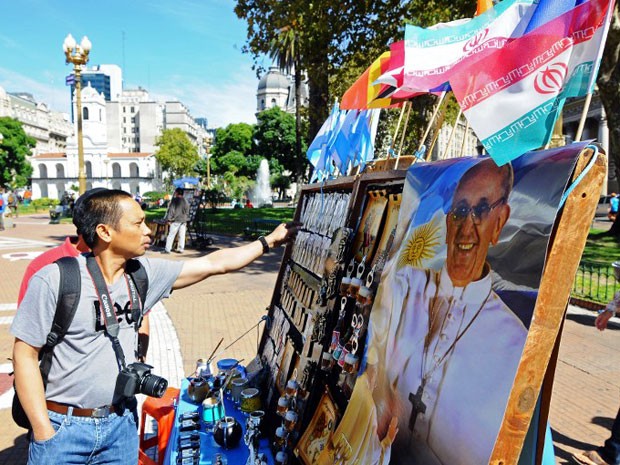 Turista olha souvenirs do Papa Francisco perto da Catedral Metropolitana de Buenos Aires (Foto: Maxi Failla/AFP Photo)