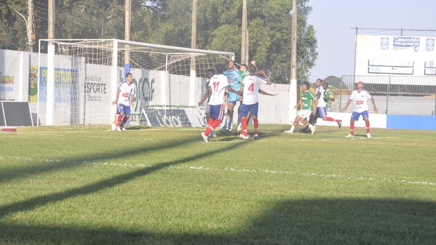 Goleiro Lopes, do Fortaleza, em uma das defesas que garantiu empate contra Cuiabá (Foto: Aldair Santos/ TV Centro América)