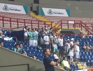 Torcida do Palmeiras marca presença no Ginásio Paulo Sarasate (Foto: Juscelino Filho)