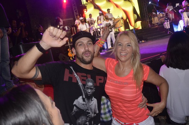 Ex-BBB Diogo com Carla Perez em ensaio do Harmonia do Samba em Salvador, na Bahia (Foto: Fred Pontes/ Divulgação)