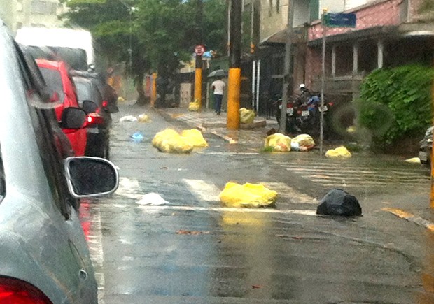 Na linha Amarela, uma das vias expressas de São Vicente, sacos de lixo dividem espaço com os carros. Além de contribuir para a formação de enchentes, também colabora para a disseminação de doenças. (Foto: Tatyana Jorge/TV Tribuna)