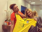 Carolina Dieckmann ganha camisa autografada de Thiago Silva