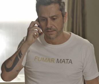 O ex-vereador recebe ligação sobre acidente de Dante (Foto: TV Globo)