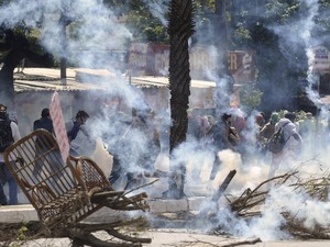 Manifestantes colocam fogo em objetos em rua de Fortaleza (Foto: Yuri Cortez/AFP)