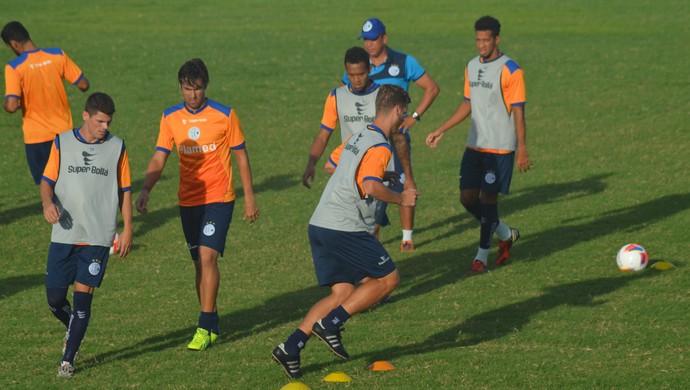 Confiança voltou aos treinos nesta terça com foco na Série C (Foto: Felipe Martins)