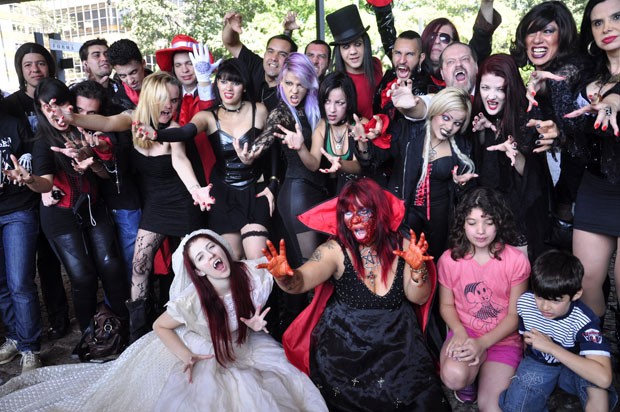 Dia do Vampiro é celebrado por adeptos do vampirismo no vão do Masp (Foto: Cris Faga/Fox Press Photo/Estadão Conteúdo)