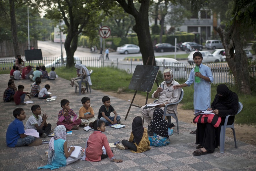 Crianças paquistanesas têm aulas em escola improvisada em parque na cidade de Islamabad, no Paquistão. 170 alunos, cujas famílias são incapazes de pagar a educação de seus filhos, se reúnem diariamente, seis dias por semana das 15h às 18h