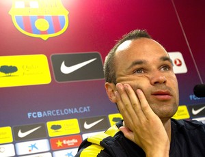 Iniesta na coletiva do Barcelona (Foto: EFE)