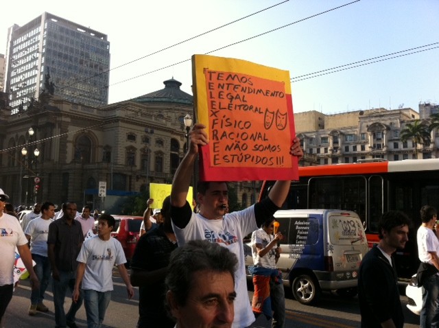 Cartaz Telexfree protesto Centro de SP (Foto: Tahiane Stochero/G1)