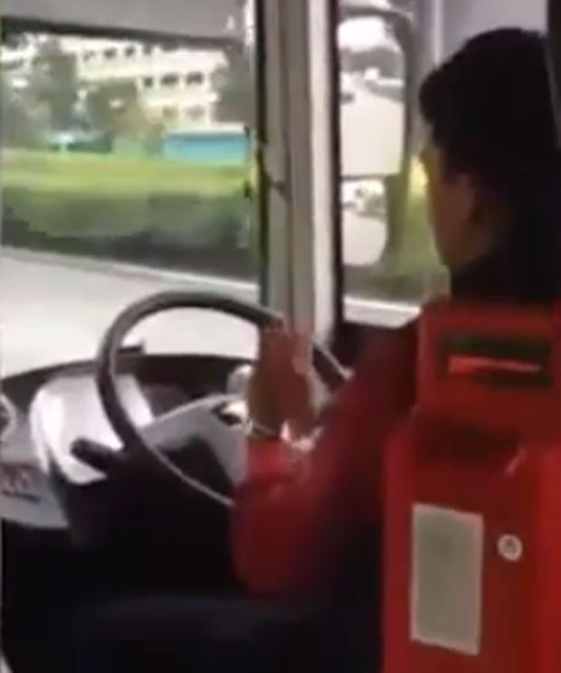 Motorista de ônibus foi demitido após ser filmado pintando as unhas enquanto dirigia (Foto: Reprodução/YouTube/Mrtodayvideos7)