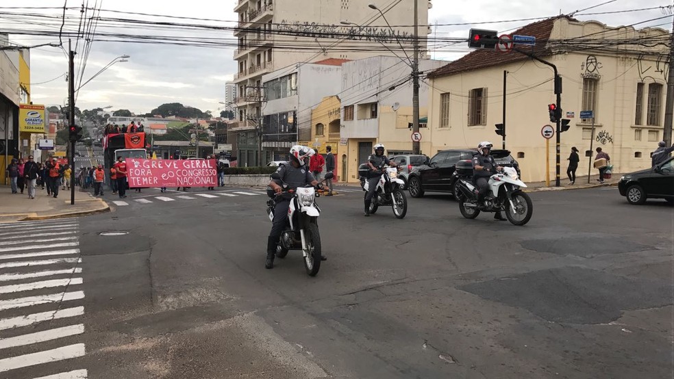 Grupo saiu em passeata pelas ruas do centro de Bauru (Foto: Fernanda Sampaio / TV TEM )