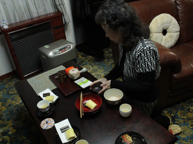 Tsukiko Matsuda serve chá durante cerimônia tradicional (Foto: Thiago Reis/G1)