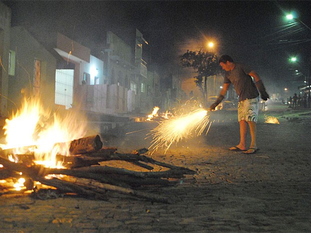 Acender a fogueira é tradição em Caruaru (Foto: Thomás Alves/TV Asa Branca)