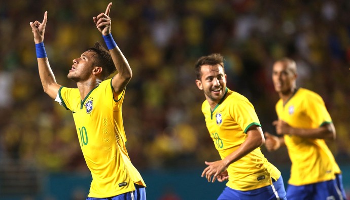 Neymar comemora gol do Brasil contra a Colômbia (Foto: Bruno Domingos / Mowa press)
