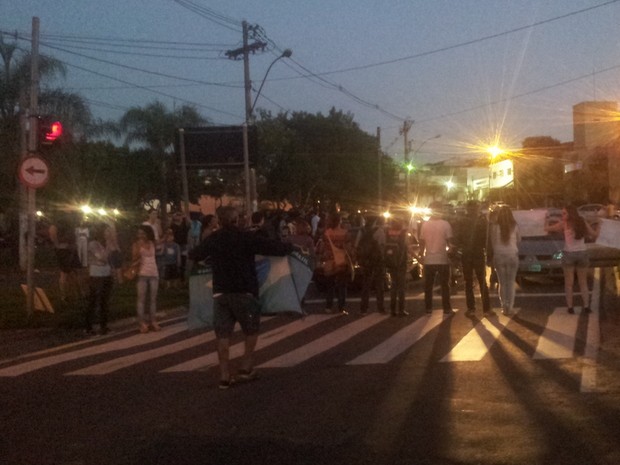 Manifestantes param Avenida Dr. Paulo de Moraes em Piracicaba contra aumento da tarifa de ônibus (Foto: Fernanda Zanetti/G1) Manifestantes param Avenida Dr. Paulo de Moraes em Piracicaba contra aumento da tarifa de ônibus (Foto: Fernanda Zanetti/G1)