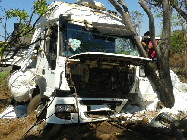 Um dos caminhÃµes bateu em uma Ã¡rvore apÃ³s acidente na BR-226 (Foto: Lucas Ferreira/TV Anhanguera)