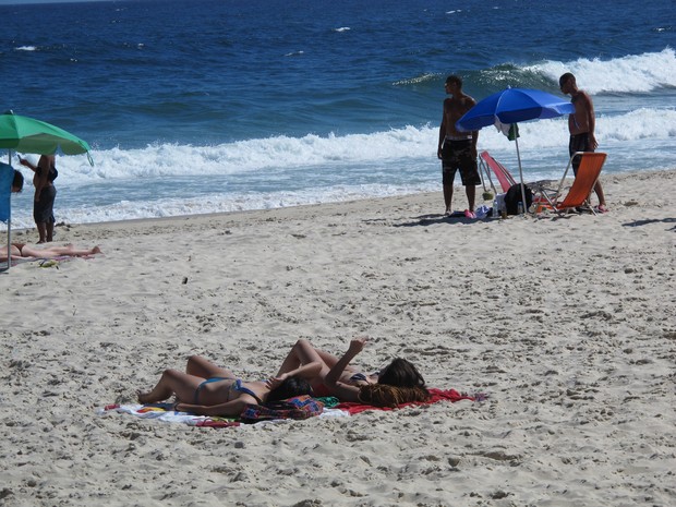 Banhistas se refrescarem na praia de Ipanema em dia de calor (Foto: Marcelo Elizardo/ G1) Banhistas se refrescarem na praia de Ipanema em dia de calor (Foto: Marcelo Elizardo/ G1)