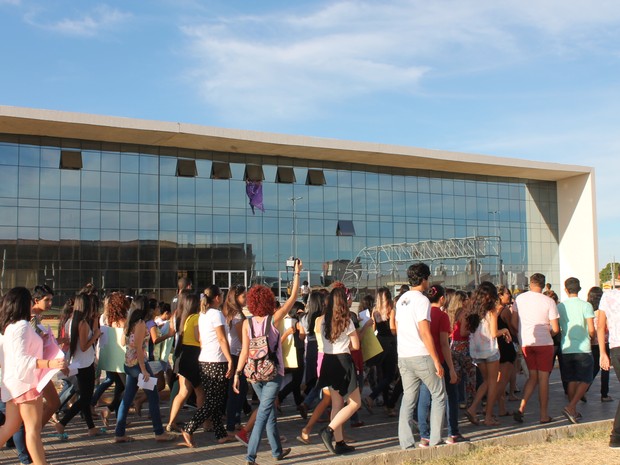 Estudantes da Univasf percorreram o Campus Petrolina (Foto: Amanda Franco/G1)