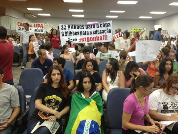 Manifestantes dentro da câmara de vereadores (Foto: Magda Oliveira/G1) Manifestantes dentro da câmara de vereadores (Foto: Magda Oliveira/G1)
