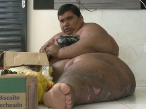 O jovem paraibano Carlos Antônio dos Santos Freitas pesa mais de 400kg e mora em Patos (Foto: Reprodução/TV Paraíba)