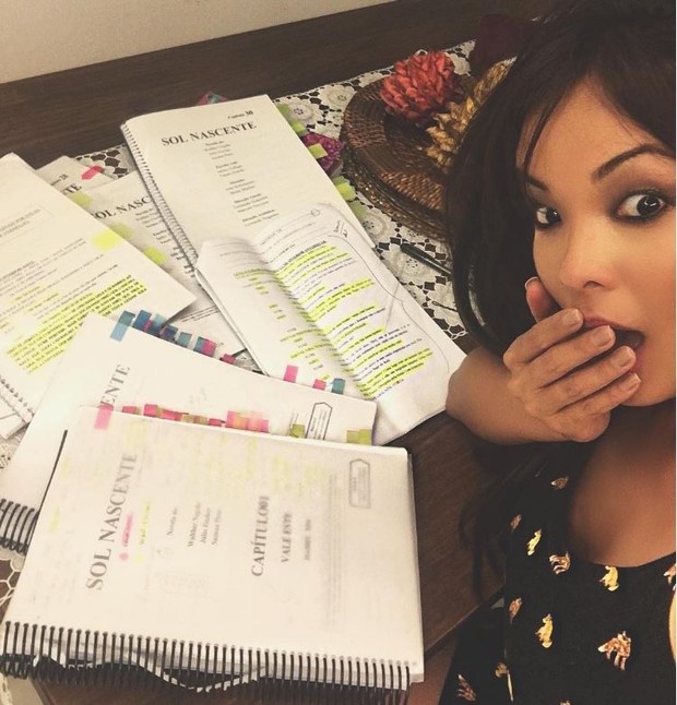 Carol Nakamura estudando o texto da novela Sol Nascente (Foto: Reprodução/Instagram)