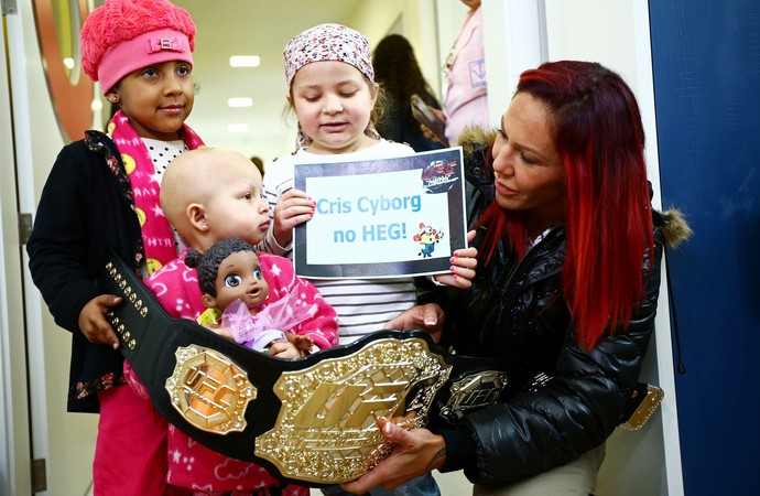 Cris Cyborg hospital em Curitiba (Foto: Heuler Andrey/Divulgação UFC)