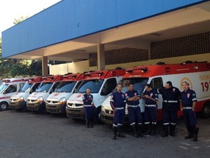 Unidade de atendimento do Samu ficam presas na porta do Hugo por causa de macas, em Goiânia (Foto: Luzeni Santos / TV Anhanguera)