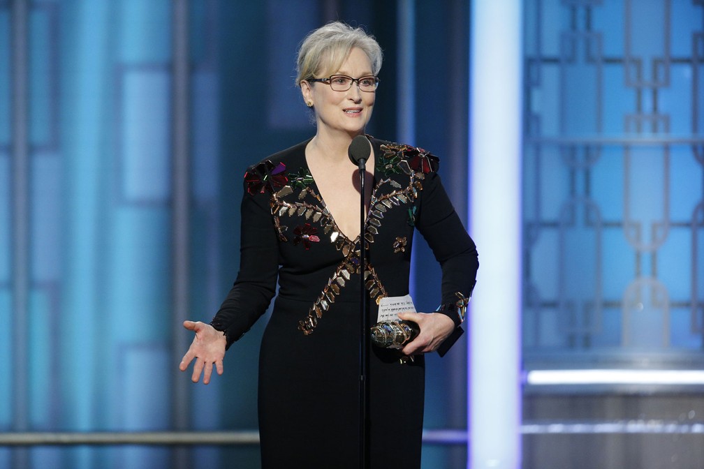 Meryl Streep recebe o troféu Cecil B. DeMille pelo conjunto da obra no Globo de Ouro 2017 (Foto: Paul Drinkwater/NBC via AP)