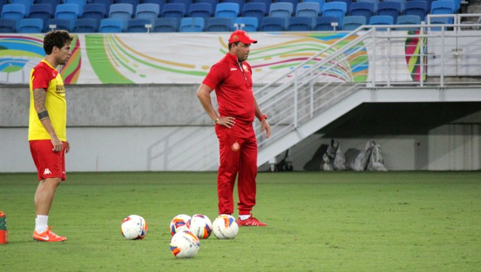 Bruno Farias, meia do América-RN - Roberto Fernandes, técnico do América-RN (Foto: Jocaff Souza/GloboEsporte.com)