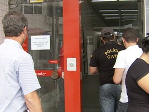 Polícia compareceu à agência bancária furtada em Belo Jardim, Pernambuco (Foto: Reprodução/ TV Asa Branca)
