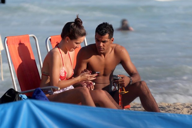 Marcelo Mello Jr na praia com a namorada (Foto: André Freitas / AgNews)