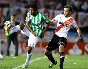 Luis Ruiz e Pezzella, River Plate X Atlético Nacional (Foto: Agência AP ) Luis Ruiz e Pezzella, River Plate X Atlético Nacional (Foto: Agência AP )