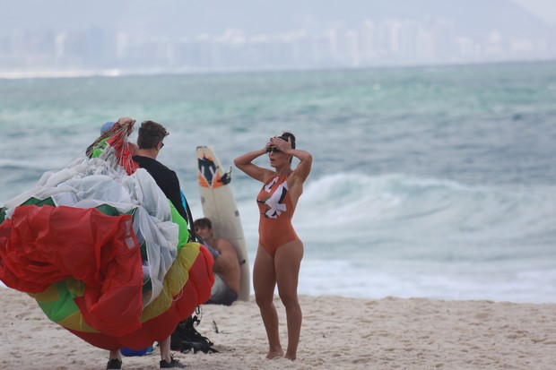 Juliana Paes grava Totalmente Demais em praia do Rio (Foto: Dilson Silva/Agnews)