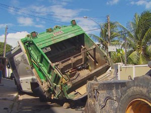 Impacto quebrou o eixo traseiro do caminhão (Foto: Reprodução / TV Globo)