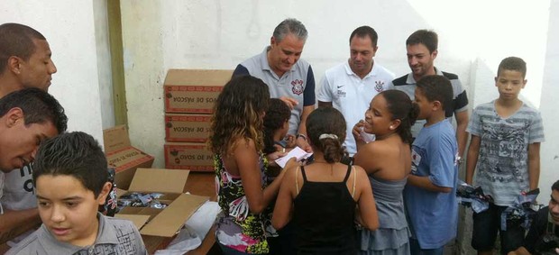 Tite distribui ovos de páscoa (Foto: Leandro Canonico / Globoesporte.com) Tite distribui ovos de páscoa (Foto: Leandro Canonico / Globoesporte.com)